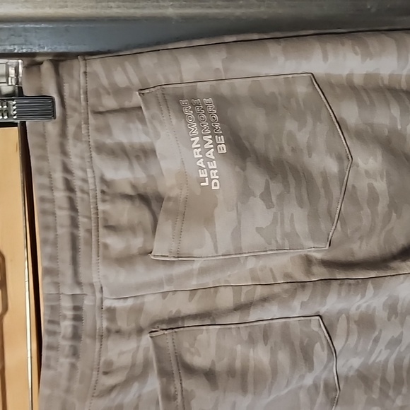 Alphalete Core Joggers Silver Camo - Men's Size Small - Picture 8 of 11